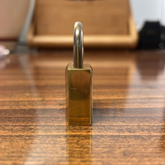 Preloved LOUIS VUITTON Padlock Key Cadena Gold Polished without key - Picture 4 of 8